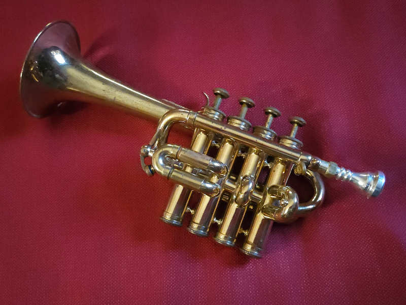 Side view of a piccolo trumpet